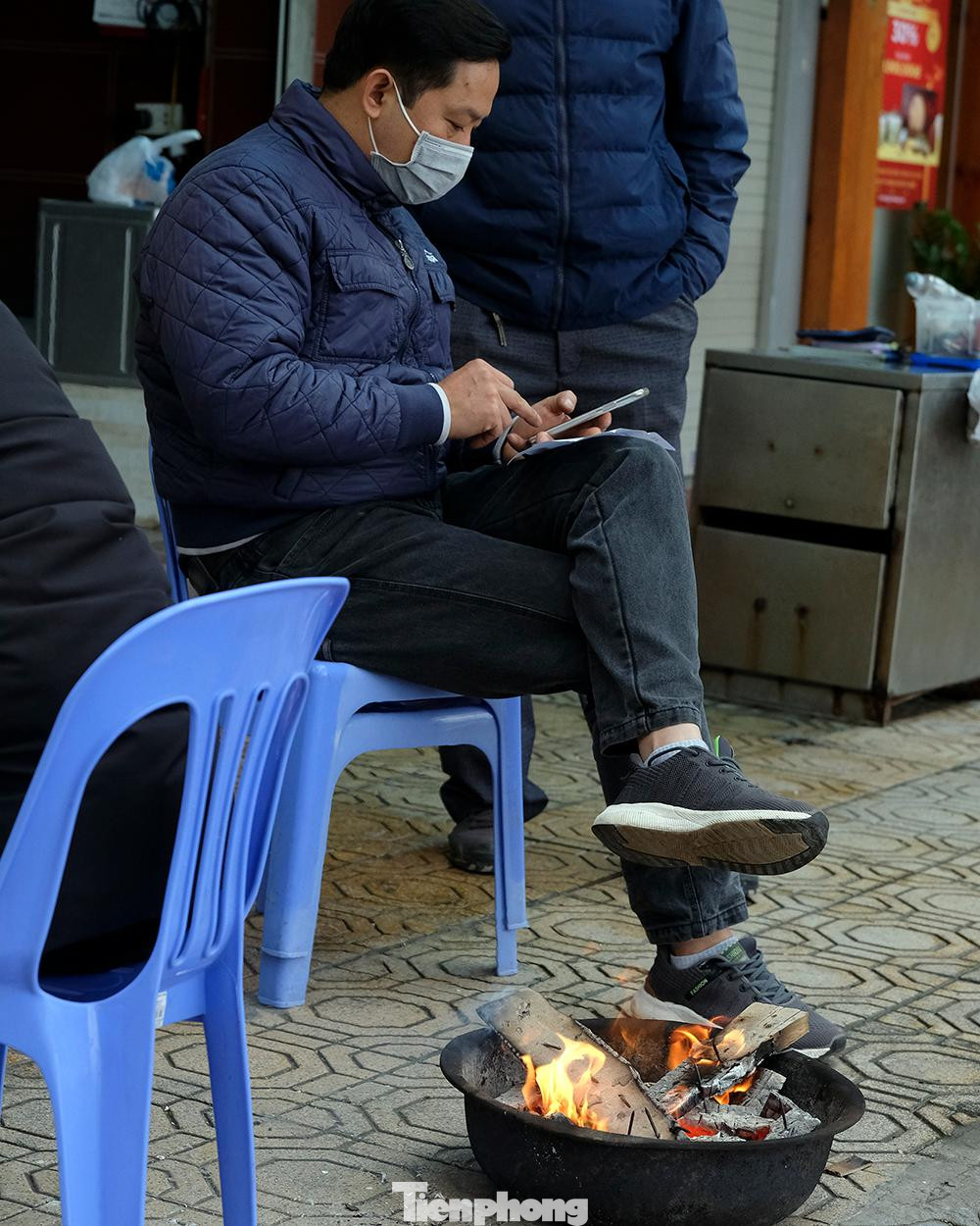 Chủ quán cà phê trên đường Trấn Vũ đốt lửa sưởi ấm, hôm nay khu vực quận Ba Đình sẽ cấm bán hàng ăn uống tại chỗ bắt đầu từ 12 giờ. Chủ quán cà phê trên đường Trấn Vũ đốt lửa sưởi ấm, hôm nay khu vực quận Ba Đình sẽ cấm bán hàng ăn uống tại chỗ bắt đầu từ 12 giờ.