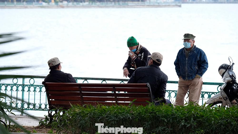 Một số người lớn tuổi co ro trong gió lạnh tại khu vực Hồ Tây Một số người lớn tuổi co ro trong gió lạnh tại khu vực Hồ Tây