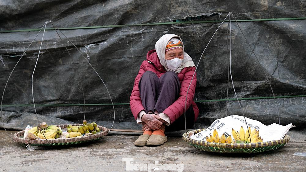 Bà Nguyệt bán hàng rong tại khu vực gần chợ Long Biên chia sẻ: "hôm nay trời rét hơn mọi ngày nên vắng người mua". Bà Nguyệt bán hàng rong tại khu vực gần chợ Long Biên chia sẻ: "hôm nay trời rét hơn mọi ngày nên vắng người mua".