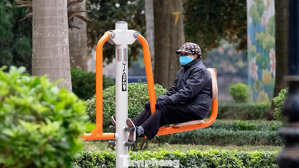 Dù lạnh giá, nhưng một số người vẫn không quên thói quen tập thể dục vào buổi sáng. Ảnh chụp tại khu vực hồ Trúc Bạch (Hồ Tây). Dù lạnh giá, nhưng một số người vẫn không quên thói quen tập thể dục vào buổi sáng. Ảnh chụp tại khu vực hồ Trúc Bạch (Hồ Tây).