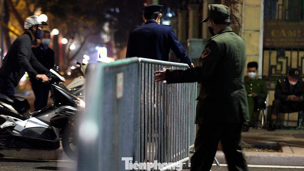 Thiết lập những chốt kiểm soát, kiểm tra giấy tờ, cho đi qua hoặc yêu cầu quay đầu... Đó là những hình ảnh ấn tượng của mùa Giáng sinh năm nay.