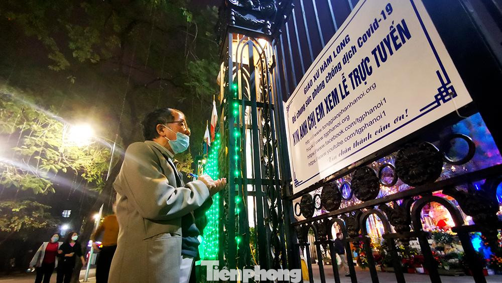 Những giáo dân không có giấy mời dự thì có thể theo dõi trực tuyến tại một số trang web hay mạng xã hội mà nhà thờ ghi ngoài cổng.