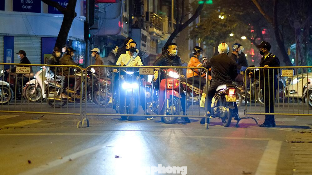 Trong tối Noel, lực lượng chức năng đã tổ chức lập chốt, phân luồng giao thông, cấm và hạn chế một số tuyến đường trong trung tâm phố cổ (quận Hoàn Kiếm) nhằm đảm bảo an ninh và an toàn phòng chống dịch COVID-19.