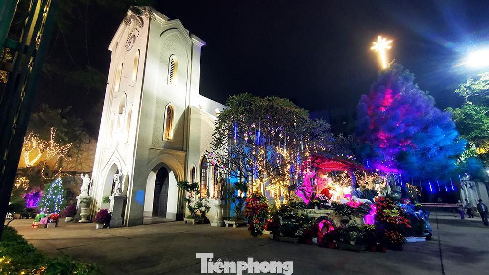 Bên trong sân Nhà thờ Hàm Long vắng lặng thời điểm 20 giờ (24/12).