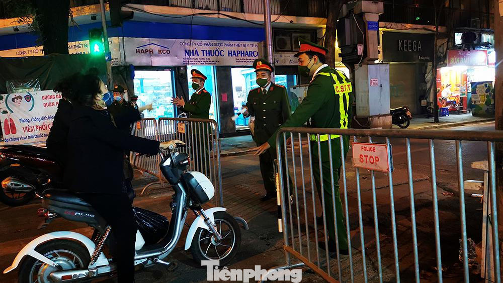 Một chốt cứng trên đầu phố Hàng Trống (quận Hoàn Kiếm), lối vào khu vực Nhà thờ Lớn. Người dân sống trong khu vực phải xuất trình giấy tờ tùy thân mới được đi vào.