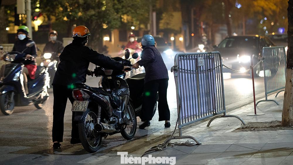 Nhiều người phải quay đầu đi đường khác khi lộ trình di chuyển của mình bị rào chắn.