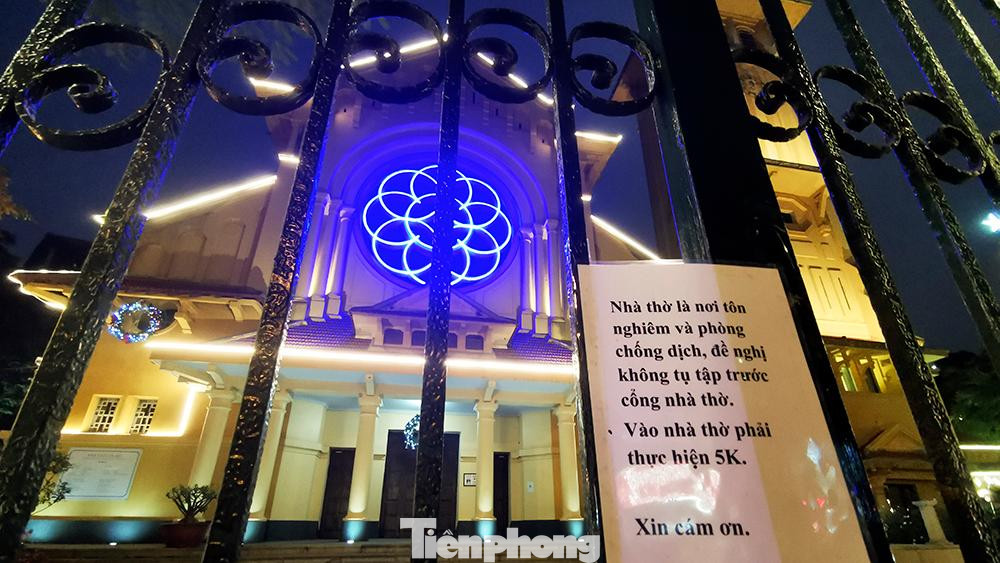 Hầu hết các Nhà thờ đều chỉ mở một cổng để kiểm soát lượng người được phép vào lễ đêm Noel.