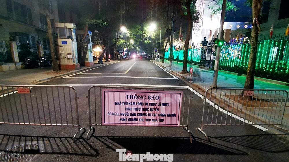 Phố Hàm Long thưa vắng sau khi được lực lượng chức năng sở tại chốt chặn hai đầu bằng rào chắn.