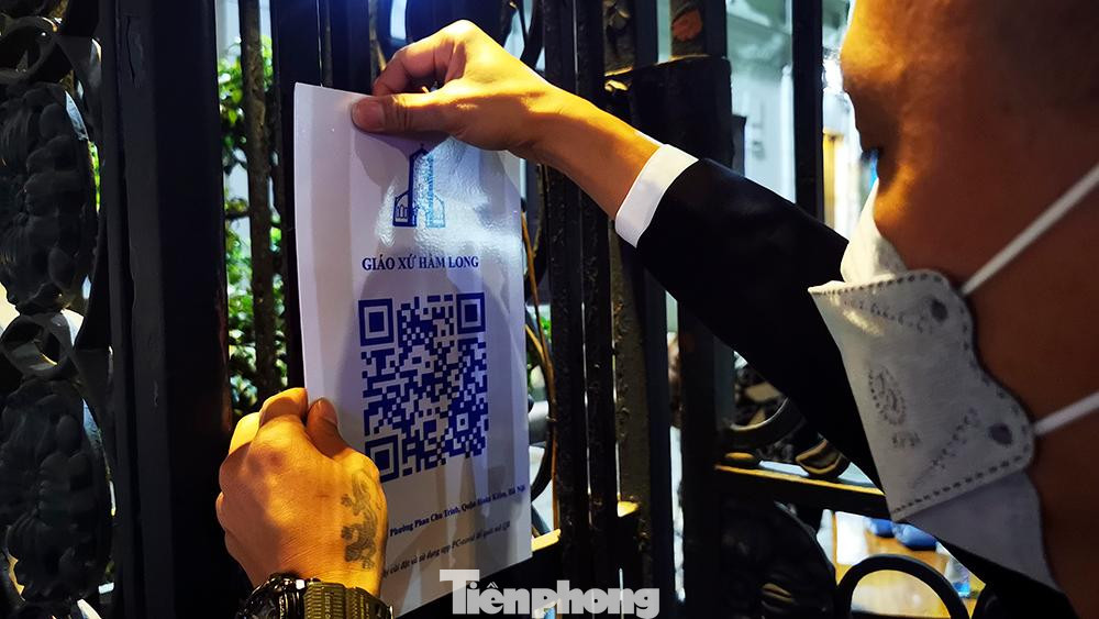 Tất cả đều tuân thủ công tác phòng chống dịch bệnh COVID-19 một cách nghiêm ngặt. Mã QR đều được dán ở cổng vào để người dân có thể quét khai báo y tế.