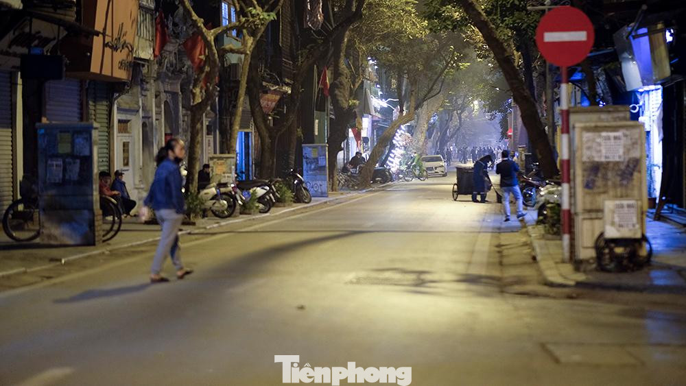Phố Nhà Chung vắng vẻ đêm Noel, hình ảnh trái ngược với những mùa Giáng sinh trước khi xuất hiện dịch bệnh COVID-19.