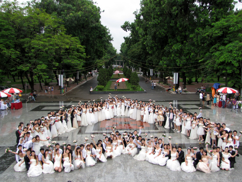 Hình quả tim được xếp từ 100 cặp uyên ương tại công viên Thống Nhất