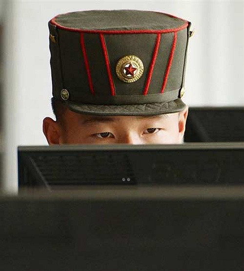 Hình ảnh một sinh viên trường Cách mạng Mangyongdae đang chăm chú tham gia lớp học tin học