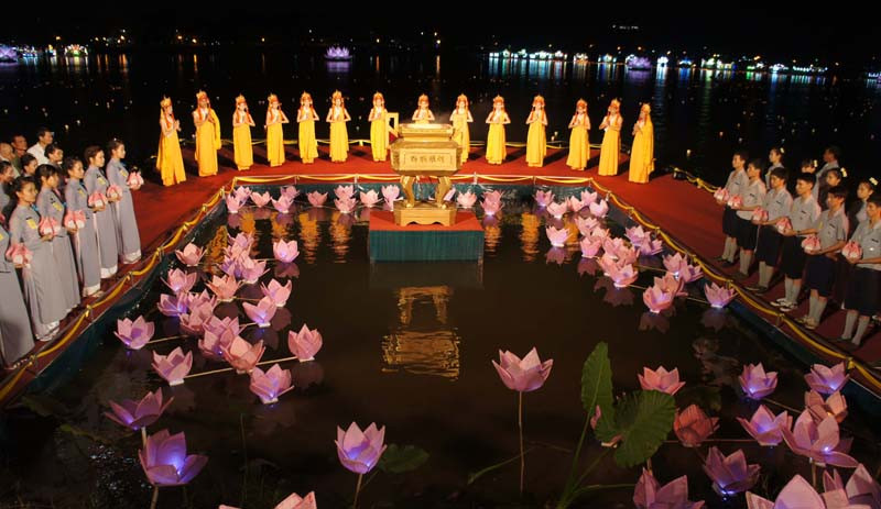 Chương trình nghệ thuật trong lễ hội hoa đăng. Chương trình nghệ thuật trong lễ hội hoa đăng