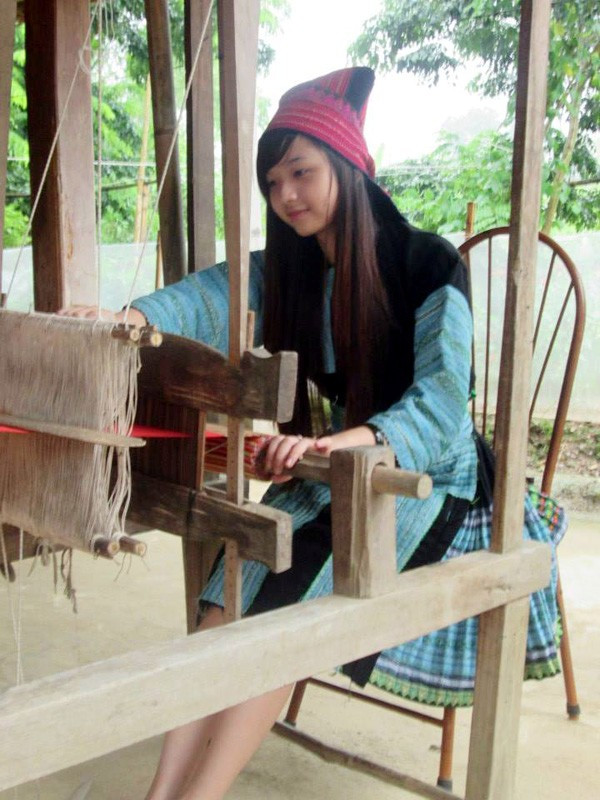 Ánh ghi lại những khoảnh khắc đẹp trong bộ trang phục dân tộc H' Mông. Chia sẻ về bản thân, Ánh cho biết mình khá nhút nhát, đôi khi ngại ngùng không biết nói gì thì chỉ cười cho qua. Vậy nên khi biết hình ảnh của mình được nhiều người yêu thích, Ánh rất bất ngờ