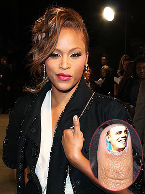 Nữ ca sĩ da màu Eve chủ động khoe ngón cái vẽ mặt Obama