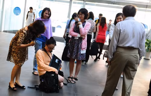 Nhân viên văn phòng từ các tầng cao chạy xuống sảnh tòa nhà Bitexco, Q.1, TP.HCM khi thấy rung lắc - Ảnh: Thuận Thắng