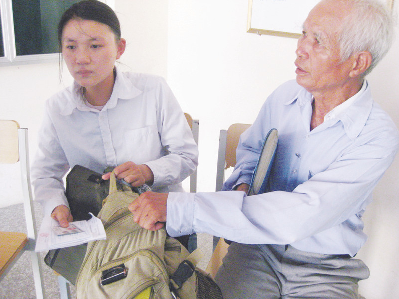 Ông Ích và Ánh tại buổi làm thủ tục sáng 8-7. Ảnh: Đỗ Hợp. Ông Ích và Ánh tại buổi làm thủ tục sáng 8-7. Ảnh: Đỗ Hợp