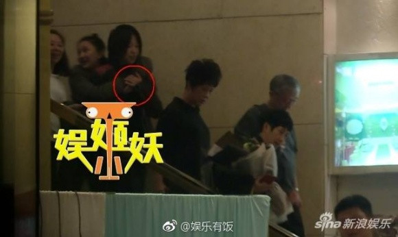 Châu Tấn đi chơi đêm với con gái Vương Phi, thêm bằng chứng yêu đồng tính ảnh 2