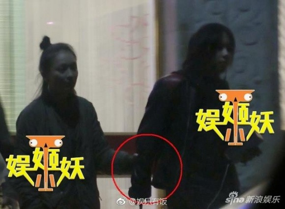 Châu Tấn đi chơi đêm với con gái Vương Phi, thêm bằng chứng yêu đồng tính ảnh 3