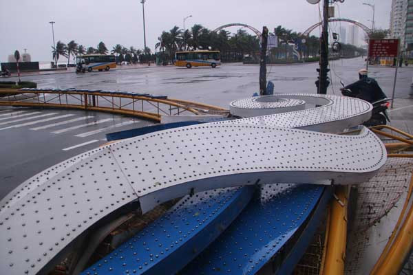 Đà Nẵng: Một cổng chào bị đánh sập trên đường võ Nguyên Giáp ảnh 10