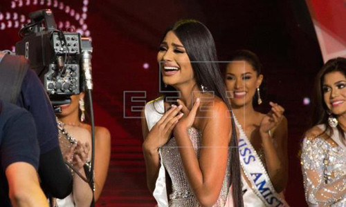 Với số đo 'vàng' 90 - 60 - 90, mỹ nhân này trở thành Hoa hậu Venezuela 2017 ảnh 1