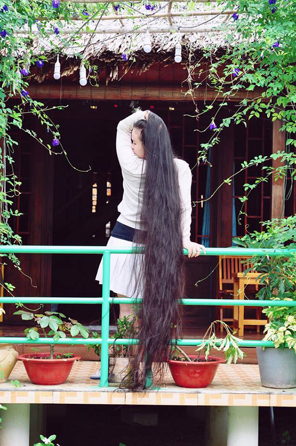 Thiếu nữ cao 1m61 và câu chuyện nuôi mái tóc đặc biệt dài gần 2m ảnh 1