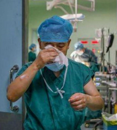 Quyết cứu bệnh nhân, bác sĩ không kịp nhìn mặt cha lần cuối ảnh 1