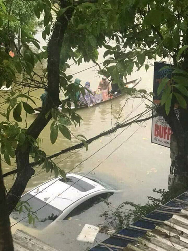 Nghẹn ngào những đám tang vội vàng trong mưa lũ ở Huế, Quảng Nam ảnh 1