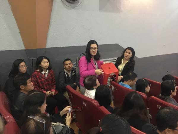 Khán giả chật kín, phải ngồi ghế phụ để xem “Cô Ba Sài Gòn” ảnh 2