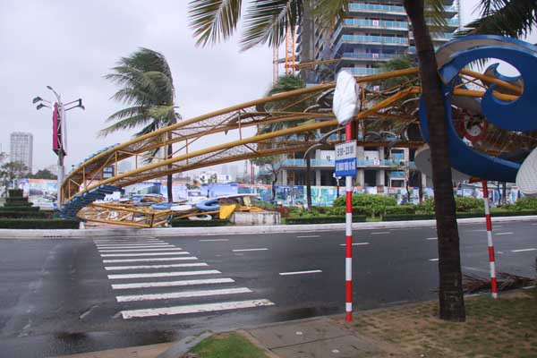 Đà Nẵng: Một cổng chào bị đánh sập trên đường võ Nguyên Giáp ảnh 2