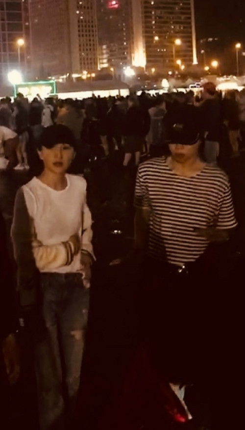 Châu Tấn đi chơi đêm với con gái Vương Phi, thêm bằng chứng yêu đồng tính ảnh 1