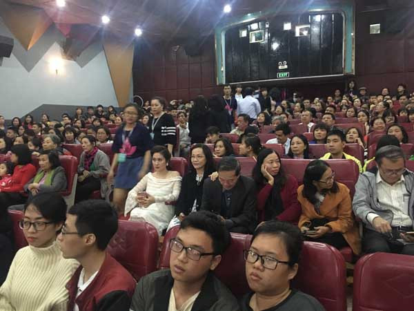 Khán giả chật kín, phải ngồi ghế phụ để xem “Cô Ba Sài Gòn” ảnh 3