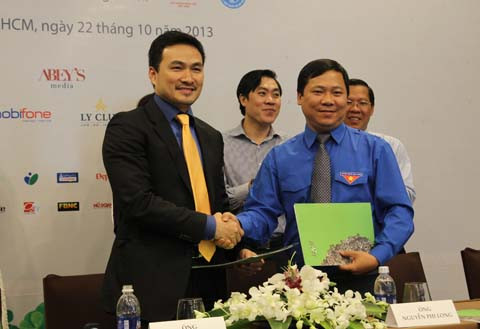 Anh Nguyễn Phi Long - Phó chủ tịch thường trực T.Ư Hội LHTN Việt Nam ký kết hợp tác với anh Phạm Gia Chi Bảo, Chủ tịch quỹ Hiểu về trái tim