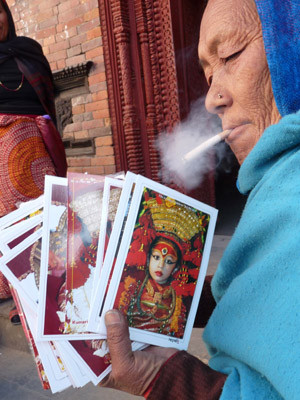 Bán ảnh Nữ thần sống bên ngoài ngôi đền 