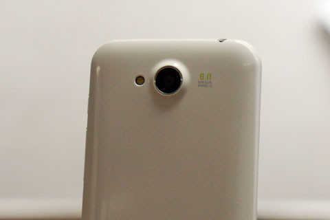 Camera sau 8 megapixel cùng flash, hỗ trợ quay phim Full HD