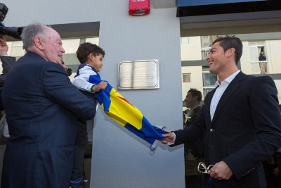 Niềm vui của Ronaldo bố và Ronaldo con trong lễ khánh thành