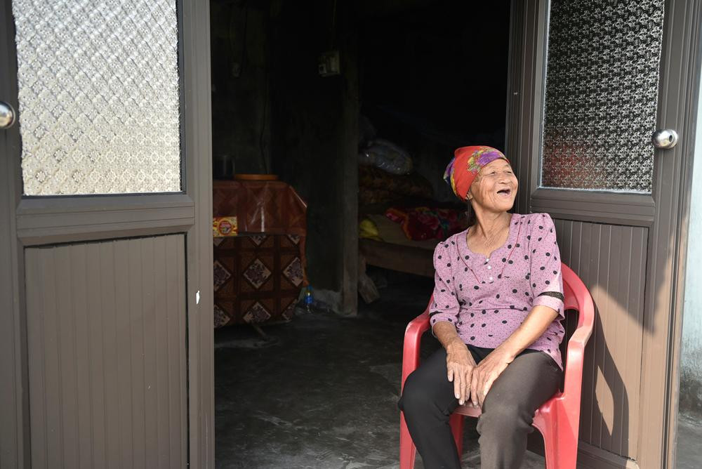 O Thủy vui mừng và phấn khởi chia sẻ bên khung cửa mới