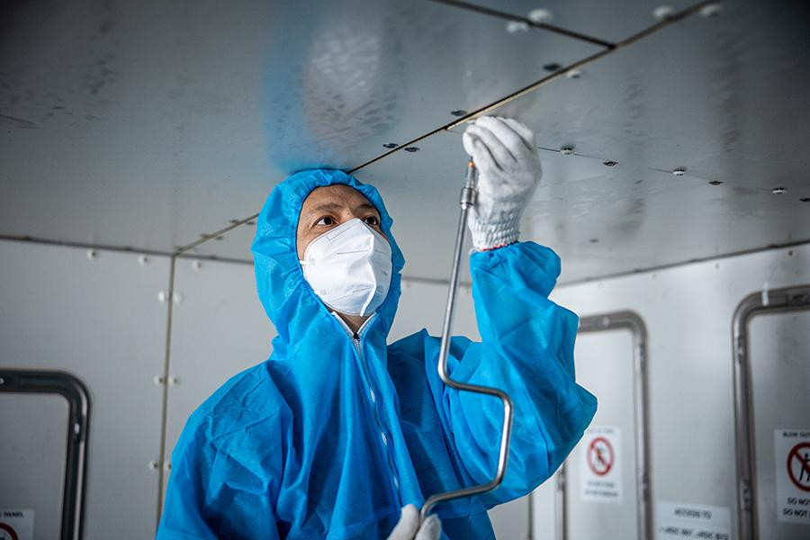 Anh Phùng Thanh Hòa – thợ kỹ thuật Công ty TNHH MTV Kỹ thuật máy bay (VAECO) tỷ mẩn tháo từng ốc vít để bảo dưỡng hệ thống lọc không khí máy bay A350.