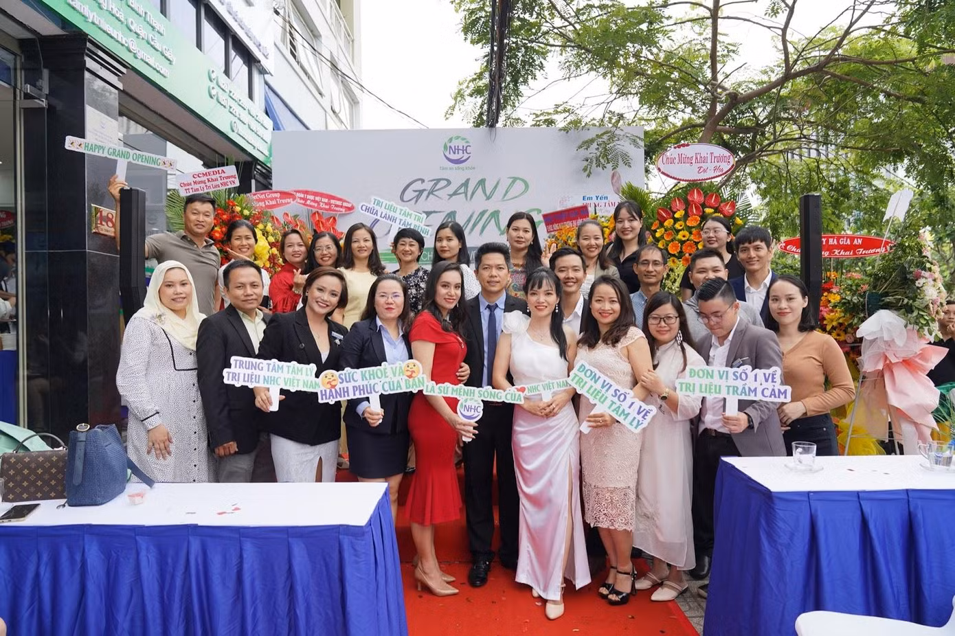 Đội ngũ chuyên gia tâm lý, master coach cả hai cơ sở thành phố Hà Nội và Hồ Chí Minh chụp ảnh lưu niệm