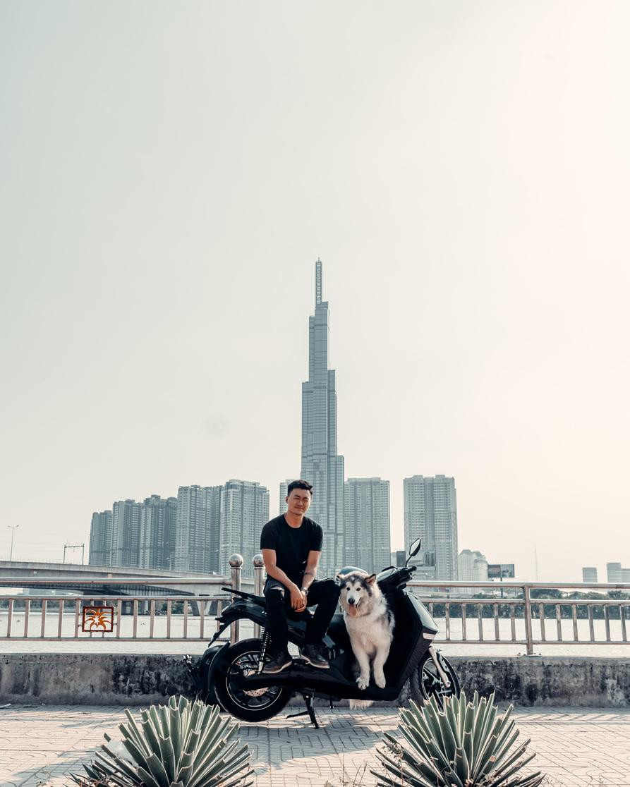 Ra mắt tháng 1/2021, Theon là dòng xe máy điện mới nhất và cao cấp nhất của hãng xe Việt VinFast. Nếu như Landmark 81 đại diện cho tinh thần dẫn đầu, vươn tới đỉnh cao, sánh tầm với thế giới của Vingroup trong lĩnh vực bất động sản, thì biểu tượng “Landmark 81” trong mảng xe máy điện chính là VinFast Theon.