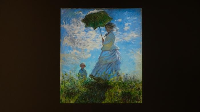 Hình ảnh tác phẩm “Woman with a Parasol / Người phụ nữ với chiếc ô” (1875) của Claude Monet (Ảnh: Hanoi Grapevine) Hình ảnh tác phẩm “Woman with a Parasol / Người phụ nữ với chiếc ô” (1875) của Claude Monet (Ảnh: Hanoi Grapevine)