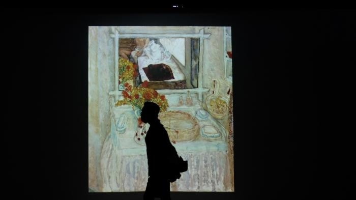 Hình ảnh tác phẩm “Dressing Table and Mirror/ Bàn và gương trang điểm” (1935) của Pierre Bonnard (Ảnh: Hanoi Grapevine) Hình ảnh tác phẩm “Dressing Table and Mirror/ Bàn và gương trang điểm” (1935) của Pierre Bonnard (Ảnh: Hanoi Grapevine)