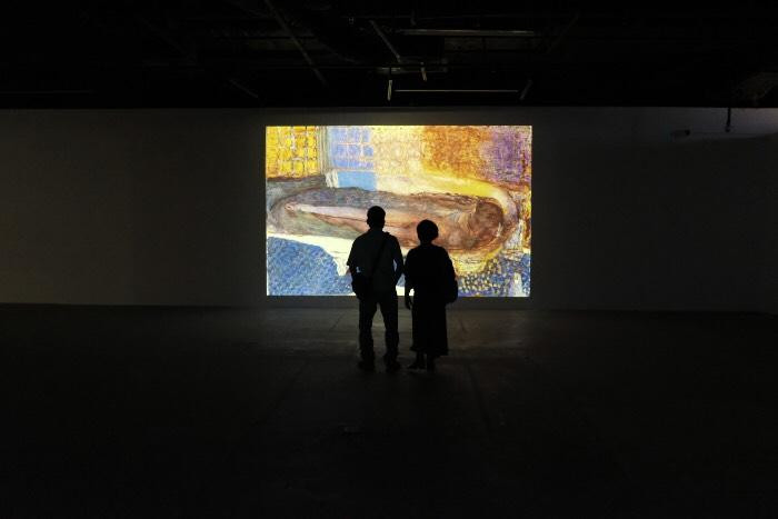 Tác phẩm “Nude in the Bath/ Người trong bồn tắm” (1936) của Pierre Bonnard được trình chiếu tại triển lãm “Yên lặng rực rỡ” (Ảnh: Hanoi Grapevine) Tác phẩm “Nude in the Bath/ Người trong bồn tắm” (1936) của Pierre Bonnard được trình chiếu tại triển lãm “Yên lặng rực rỡ” (Ảnh: Hanoi Grapevine)