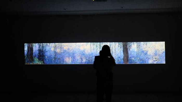 Tác phẩm “The Water Lilies / Hoa súng nước” (1915 - 1926) của Monet được trình chiếu kích thước lớn, dài tới 13m – gần tương đương với tác phẩm gốc đang được lưu giữ tại bảo tàng Musée de l'Orangerie, Pháp (Ảnh: Hanoi Grapevine) Tác phẩm “The Water Lilies / Hoa súng nước” (1915 - 1926) của Monet được trình chiếu kích thước lớn, dài tới 13m – gần tương đương với tác phẩm gốc đang được lưu giữ tại bảo tàng Musée de l'Orangerie, Pháp (Ảnh: Hanoi Grapevine)