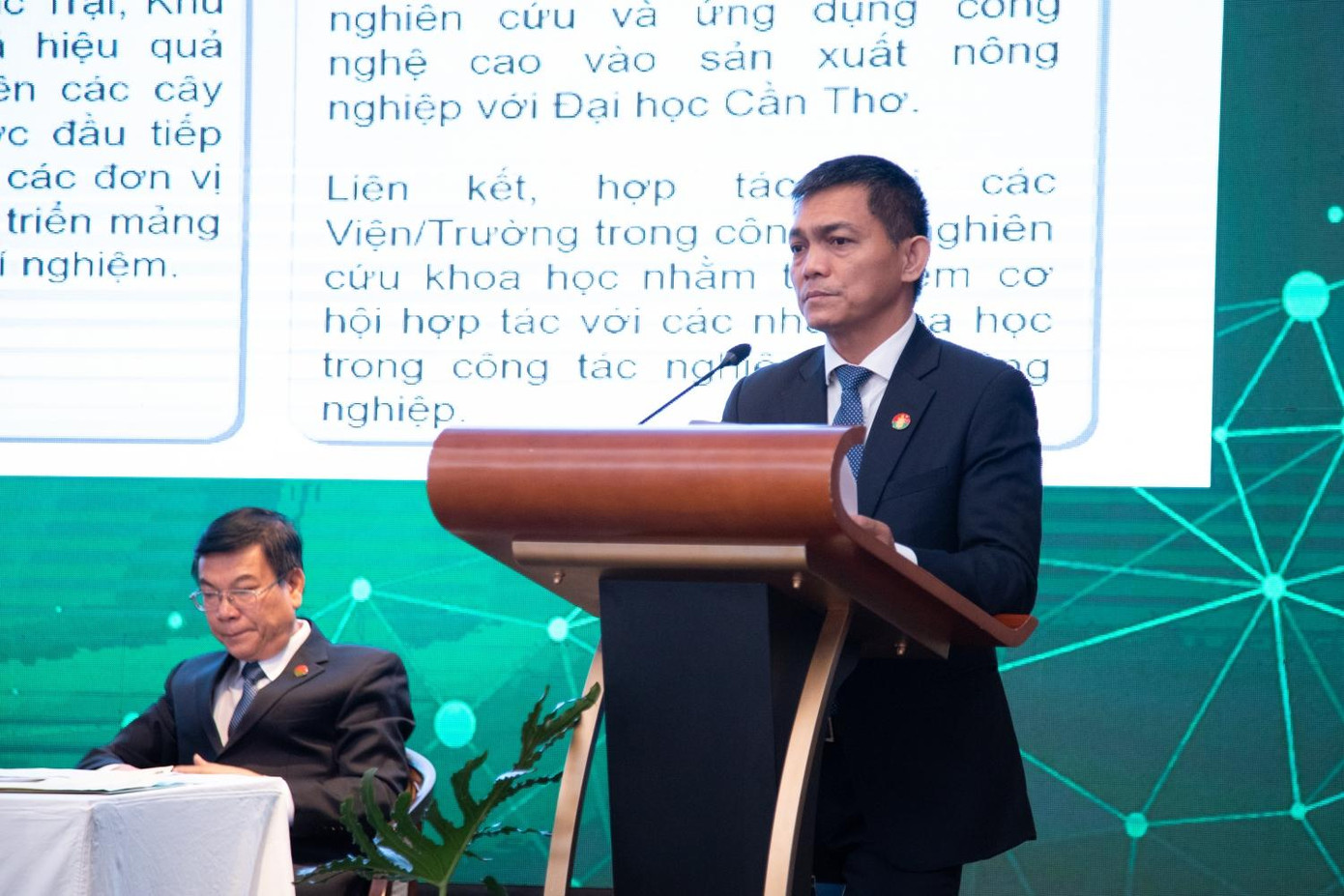 Ông Văn Tiến Thanh - Tổng Giám đốc báo cáo về quá trình sản xuất kinh doanh năm 2020 và các chỉ tiêu kế hoạch kinh doanh năm 2021