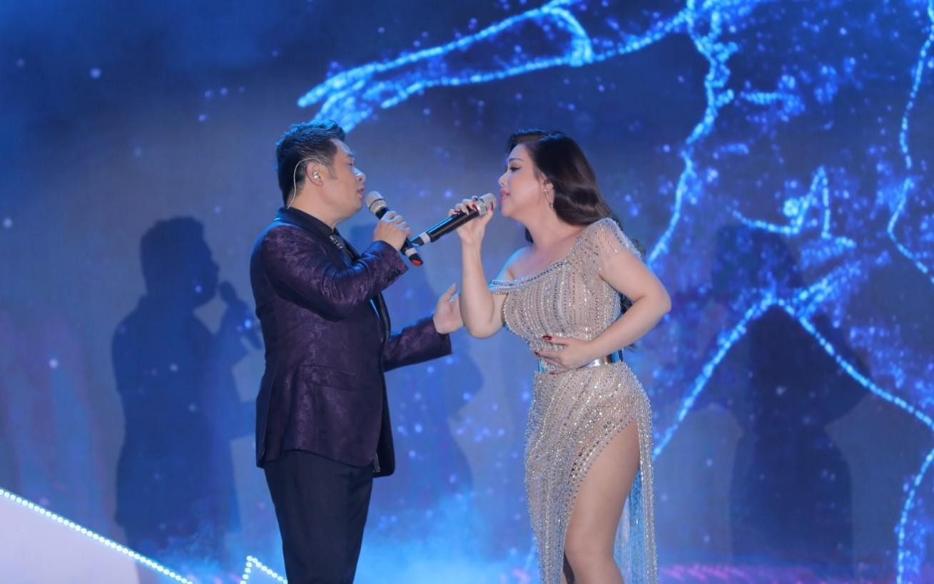 Không khí đêm nhạc được hâm nóng lên bội phần khi nữ ca sĩ Minh Tuyết bước lên sân khấu hội ngộ cùng “người tình âm nhạc”. Sự đồng điệu về cảm xúc và giọng hát giúp cặp đôi vàng của làng nhạc Việt tiếp tục thăng hoa trong những tình khúc bất hủ “Xin lỗi anh”, “Như đã dấu yêu”… làm khán phòng “dậy sóng”.