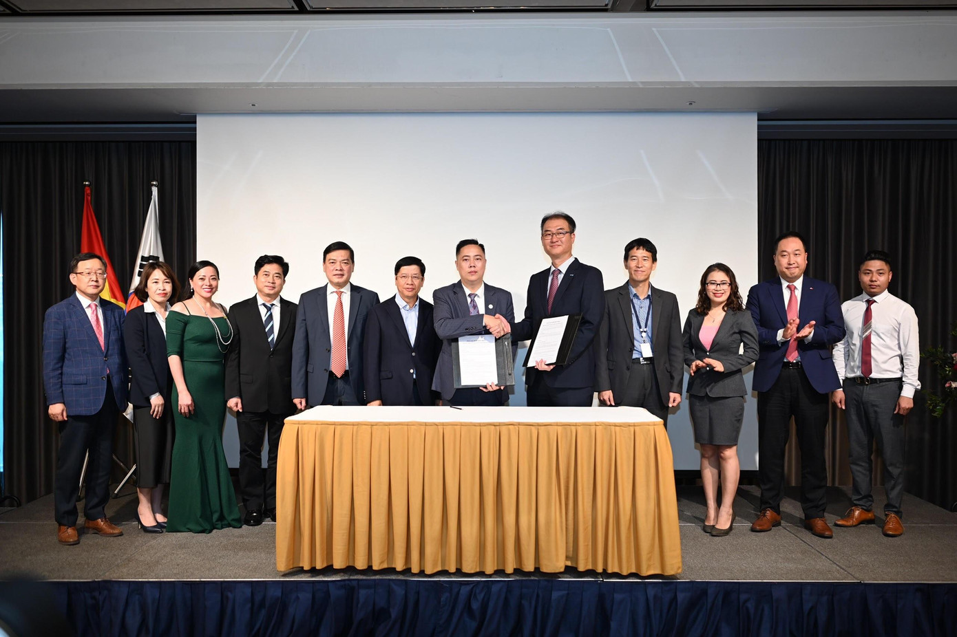 Lễ ký kết hợp tác đã chính thức diễn ra trước sự chứng kiến của lãnh đạo Bộ Ngoại giao và các vị quan khách Lễ ký kết hợp tác đã chính thức diễn ra trước sự chứng kiến của lãnh đạo Bộ Ngoại giao và các vị quan khách