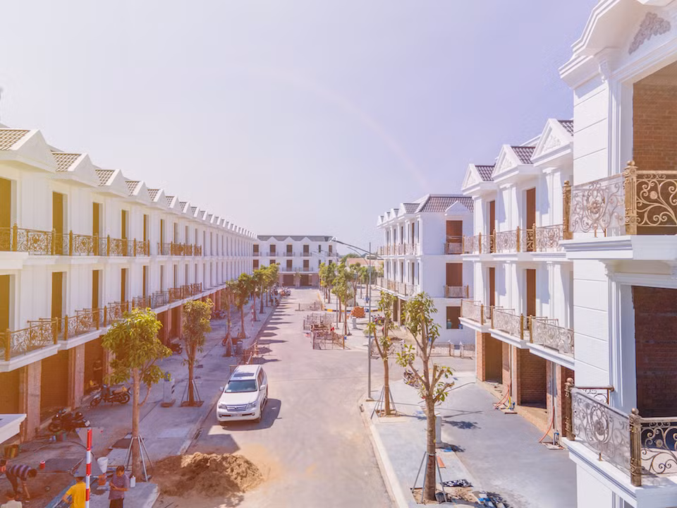 Dự án nhà phố liên kế Cité D’amour có quy mô 77 căn nhà phố liền kề đang được công bố từ 4,5-5 tỷ/căn. Dự án nhà phố liên kế Cité D’amour có quy mô 77 căn nhà phố liền kề đang được công bố từ 4,5-5 tỷ/căn.