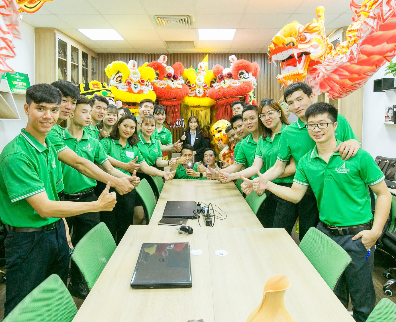 Đội ngũ nhân viên mừng khai trương trụ sở làm việc mới, một bước ngoặt phát triển của Địa ốc Á Châu.