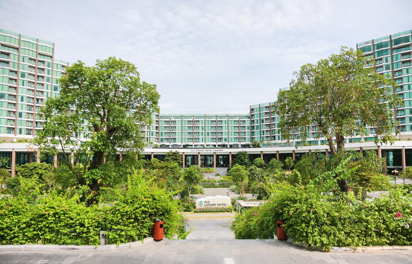 Tầng thượng FLC Grand Hotel Samson với view panorama cực đã để ngắm pháo hoa
